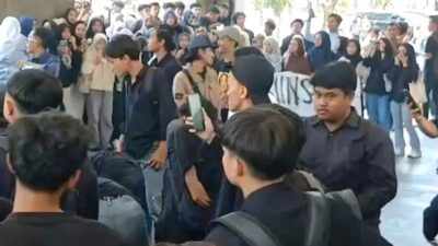 Mahasiswa UINSA Gelar Aksi Demonstrasi Menolak Pelantikan Rektor