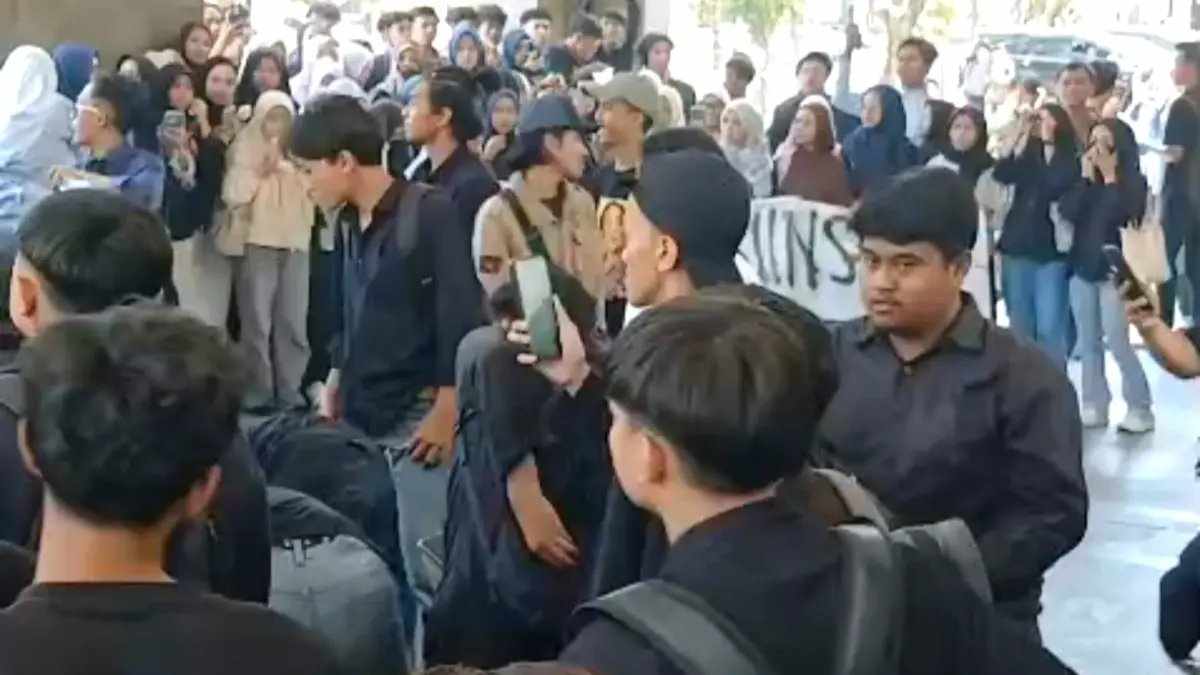 Mahasiswa UINSA Gelar Aksi Demonstrasi Menolak Pelantikan Rektor