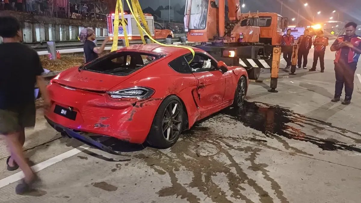 Kecelakaan Mobil Sport di Tol Desari, Depok