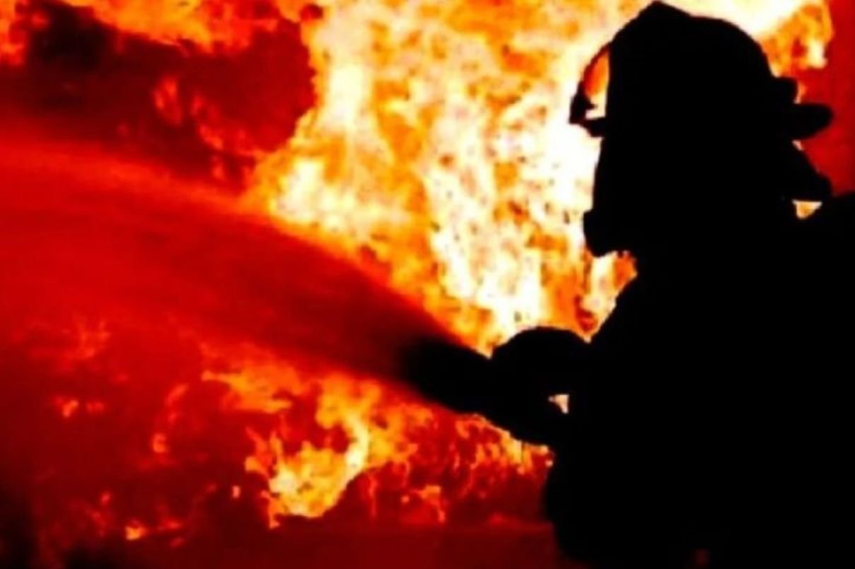 Kebakaran Besar Menghancurkan Bengkel Cat Mobil di Surabaya