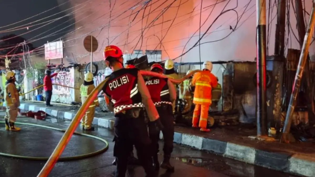 Kebakaran Melanda Kebayoran Lama, 150 Jiwa Terdampak Kebakaran Melanda Kebayoran Lama, 150 Jiwa Terdampak
