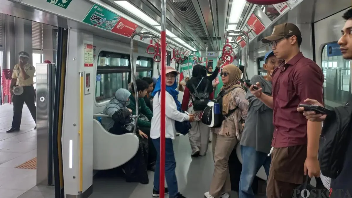 Antusiasme Warga Menyambut LRT Jakarta di Hari Terakhir Tarif Promo Antusiasme Warga Menyambut Tarif Promo LRT Jakarta