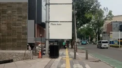Penertiban Reklame Mengganggu Pejalan Kaki di Jakarta