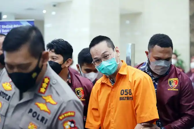 Indra Kenz Terima Pembebasan Bersyarat di Tengah Polemik Lapas Indra Kenz Terima Pembebasan Bersyarat di Tengah Polemik Lapas