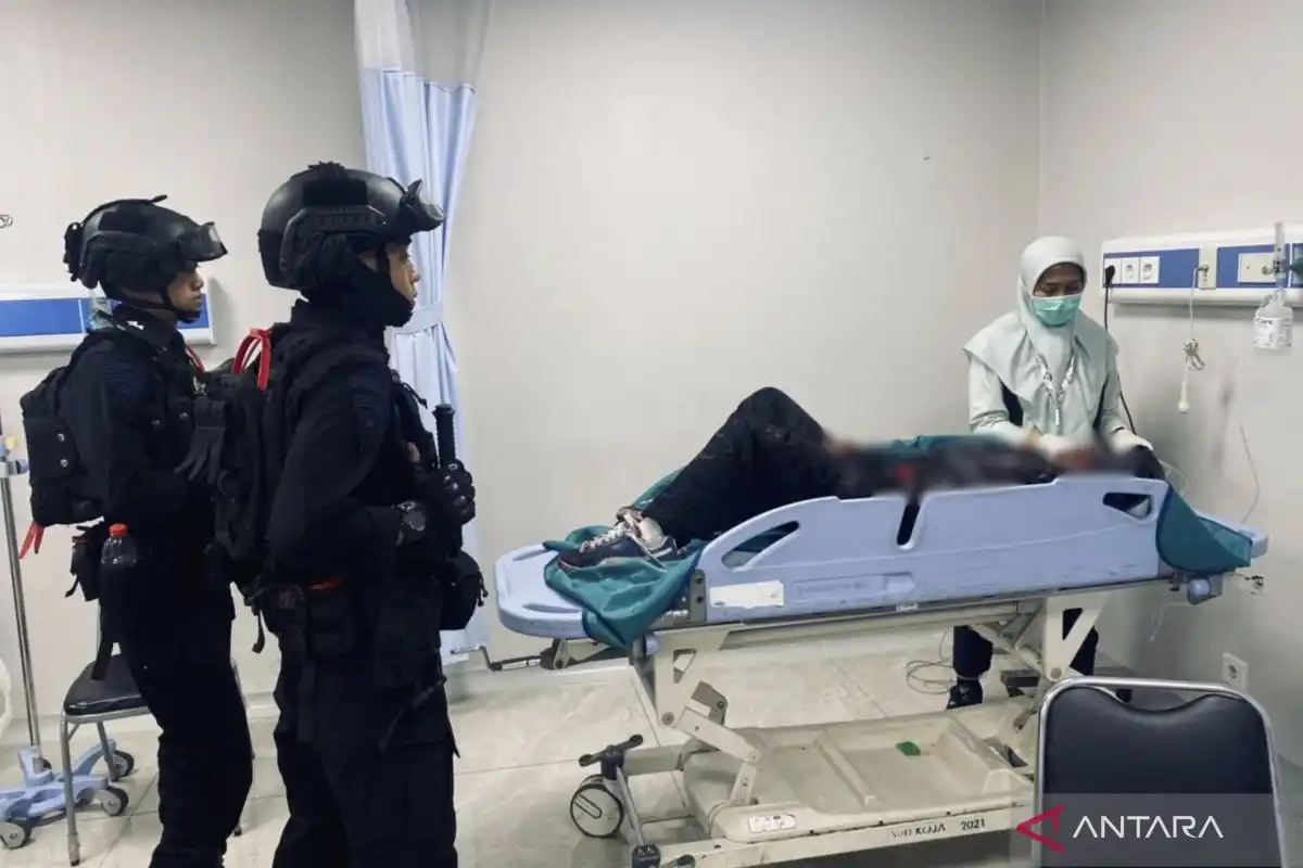 Patroli Brimob di Jakarta Utara Tangani Kecelakaan di Jalur Busway