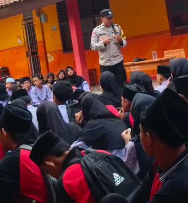 Cegah Bullying dan Kenakalan Remaja, Aiptu Budiansyah Berikan Penyuluhan kepada Siswa SMP Muhajirin Cikupa