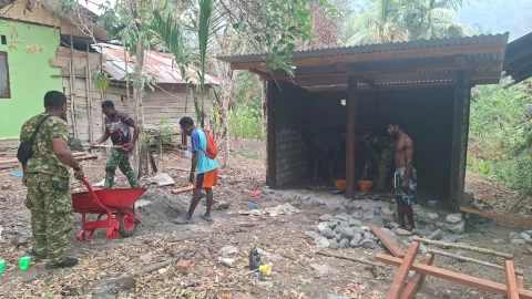 Bangun MCK, Satgas TMMD Ke-130 Bersama Warga Wujudkan Kampung Yamboi yang Bersih dan Sehat