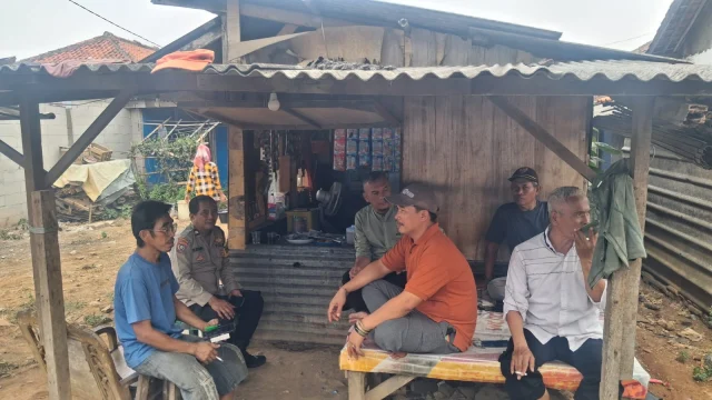 Sambangi Warung Ibu Maryamah, Aiptu Mukhsodin Serap Aspirasi Warga Desa Sukadamai