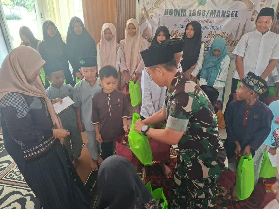 Satgas TMMD Ke-130 Kodim 1808/Mansel Berikan Tali Asih Kepada Anak Yatim Piatu