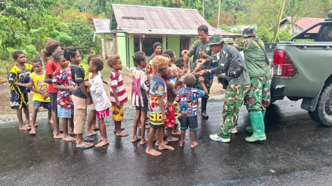 Tak Sekadar Berbagi, Satgas TMMD Ke-130 Tanamkan Budaya Antre Kepada Anak-Anak Kampung Yamboi