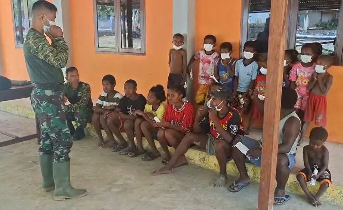 Kepedulian Satgas TMMD : Edukasi Masyarakat tentang Pentingnya Masker Untuk Mencegah ISPA