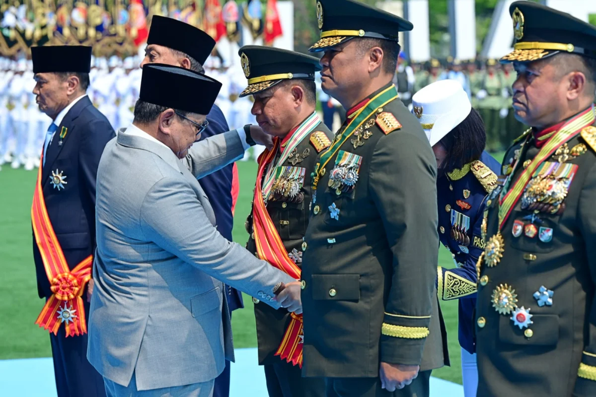 Presiden Prabowo Anugerahkan Tanda Kehormatan Bintang Mahaputera kepada Tujuh Tokoh TNI