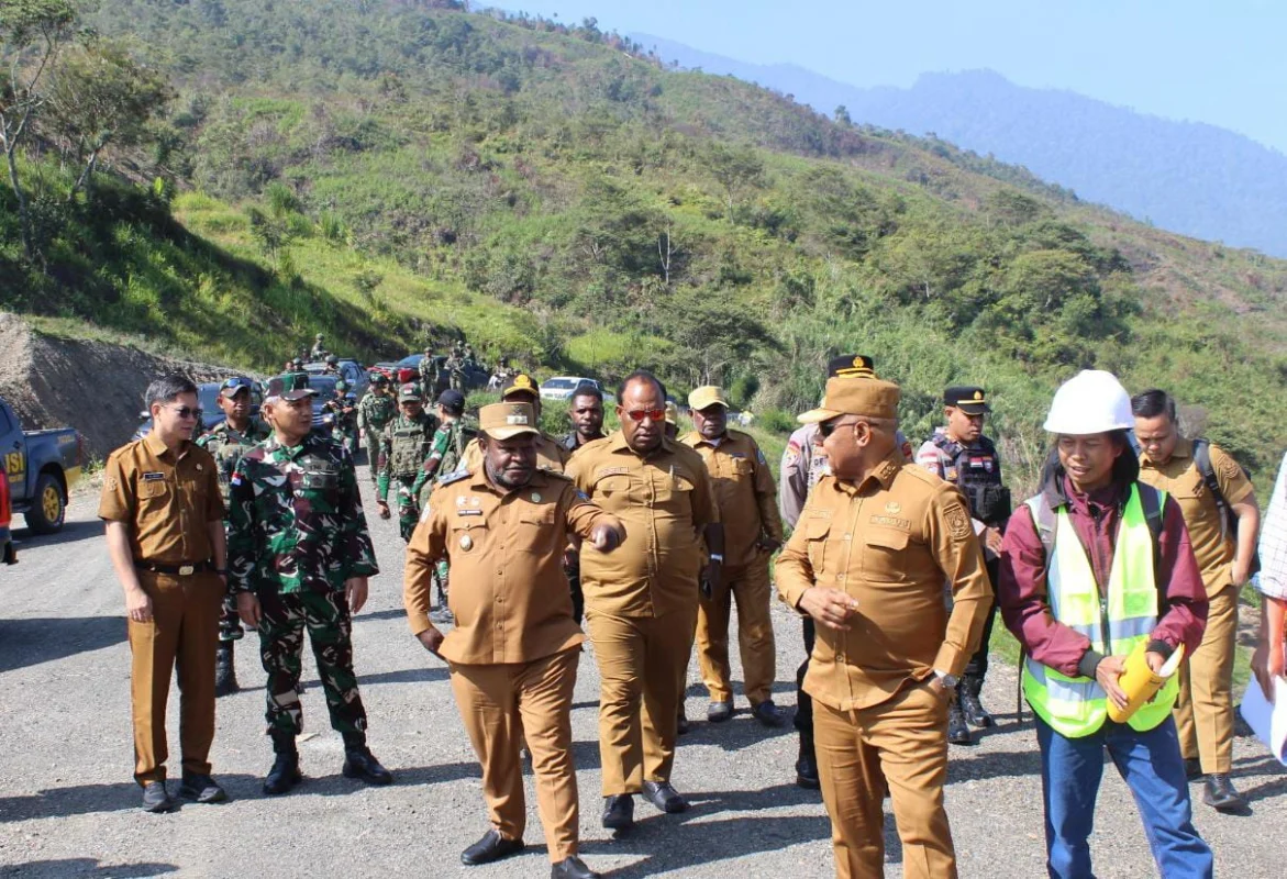 Kodim 1714/PJ dan Polri Kawal Wakil Gubernur Papua Tengah Tinjau Pembangunan Sekolah dan Serahkan Bantuan