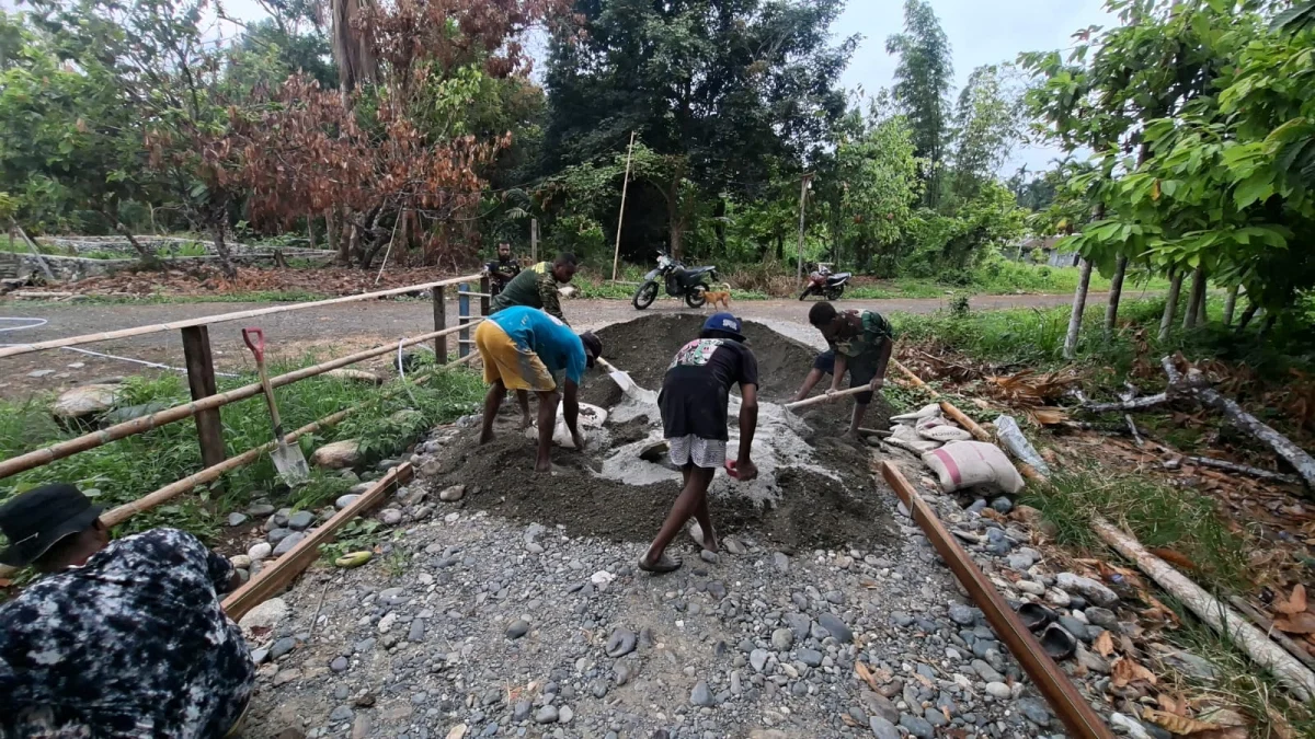 Bergotong Royong, Satgas TMMD ke-130 Kodim 1808/Mansel Bersama Masyarakat Membangun Jalan