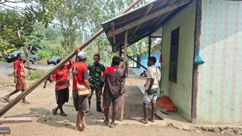 Wujudkan Hunian Layak, Satgas TMMD ke-130 Kodim 1808/Mansel Kembali Perbaiki Rumah Warga