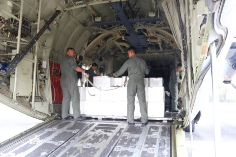 Lanjutkan Misi Penyemaian Dry Ice, Lanud Sjamsudin Noor Kerahkan Pesawat NC-212 dalam 3 Sortie