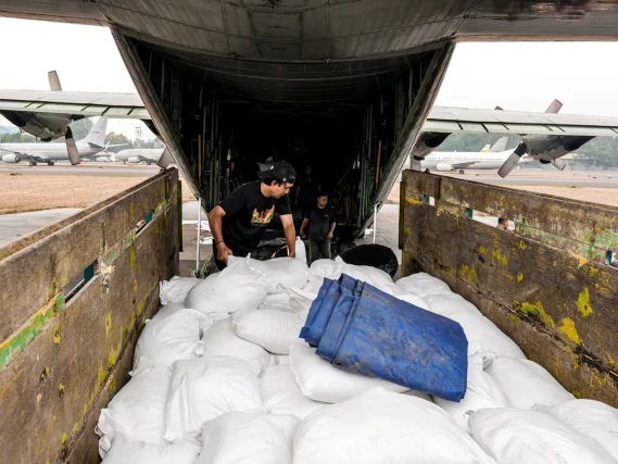 Percepat Penanganan Karhutla, TNI Kirim 23 Ton Garam Semai ke Palembang dan Banjarmasin