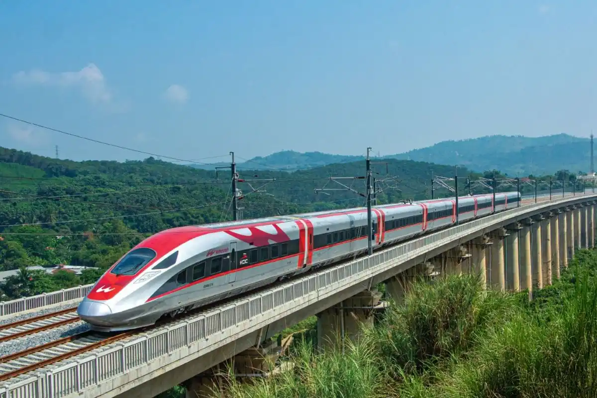 Dampak Positif Kereta Cepat Whoosh Terhadap Pariwisata Jawa Barat