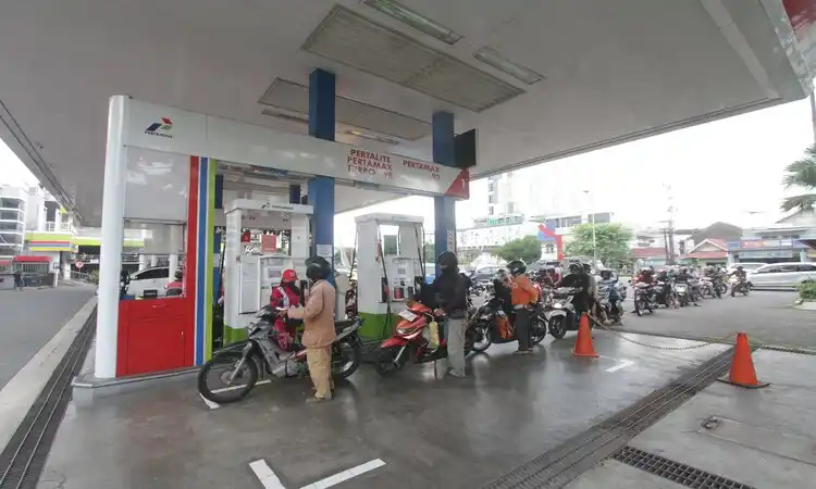 Kebiasaan Berkendara yang Bisa Membuat Konsumsi BBM Motor Lebih Boros