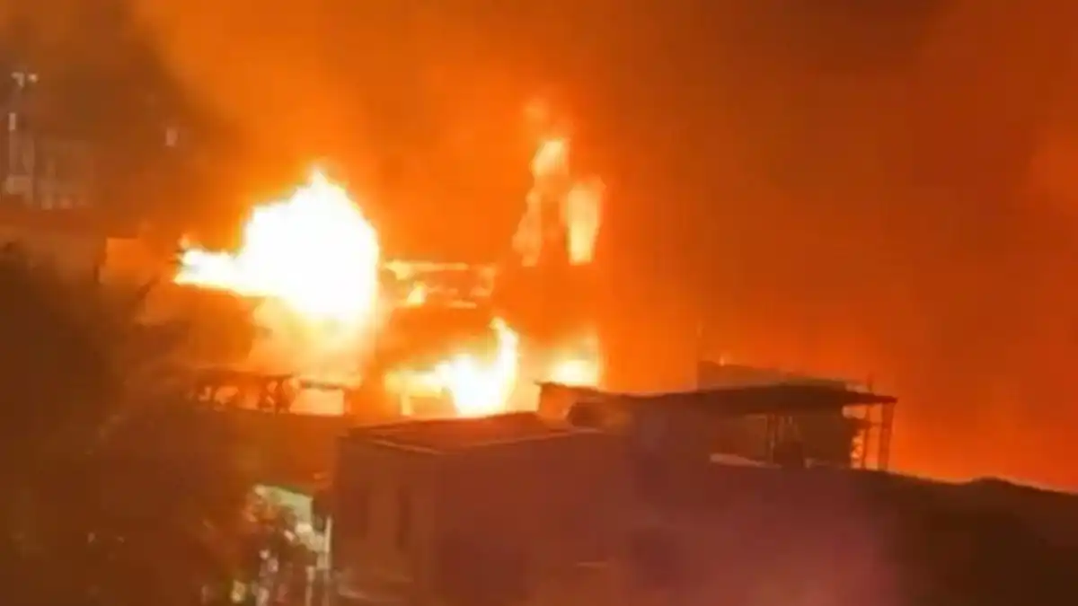 Kebakaran Melanda Permukiman Padat Kramat Pulo, 33 Unit Damkar Dikerahkan