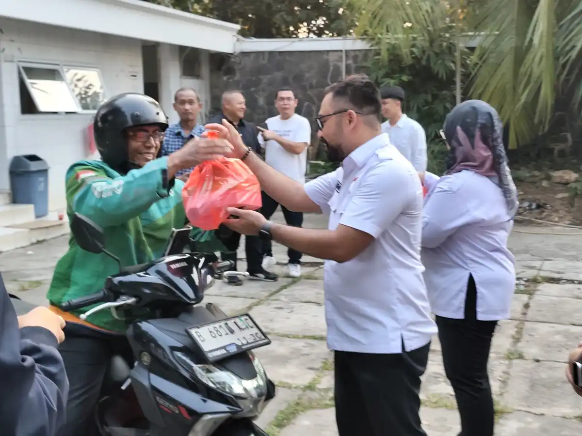 Perindo Rayakan HUT ke-12 dengan Berbagi Makanan kepada Warga dan Pengemudi Ojol