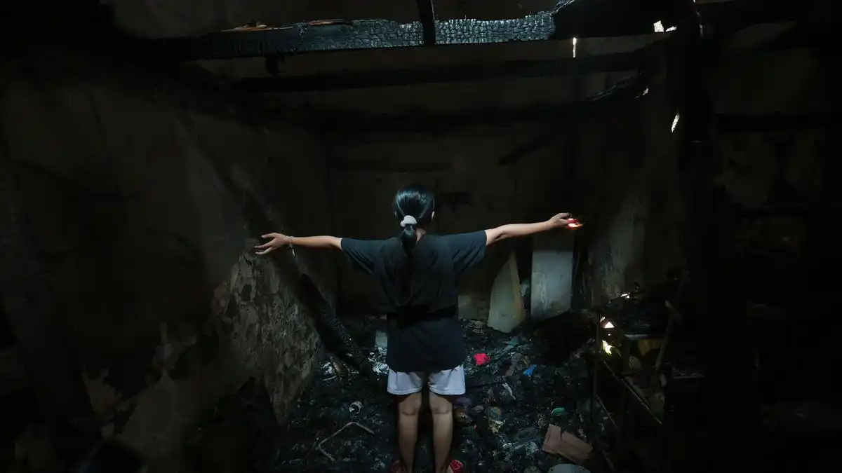 Aktivitas Warga dan Petugas Setelah Kebakaran di Kramat Pulo Dalam
