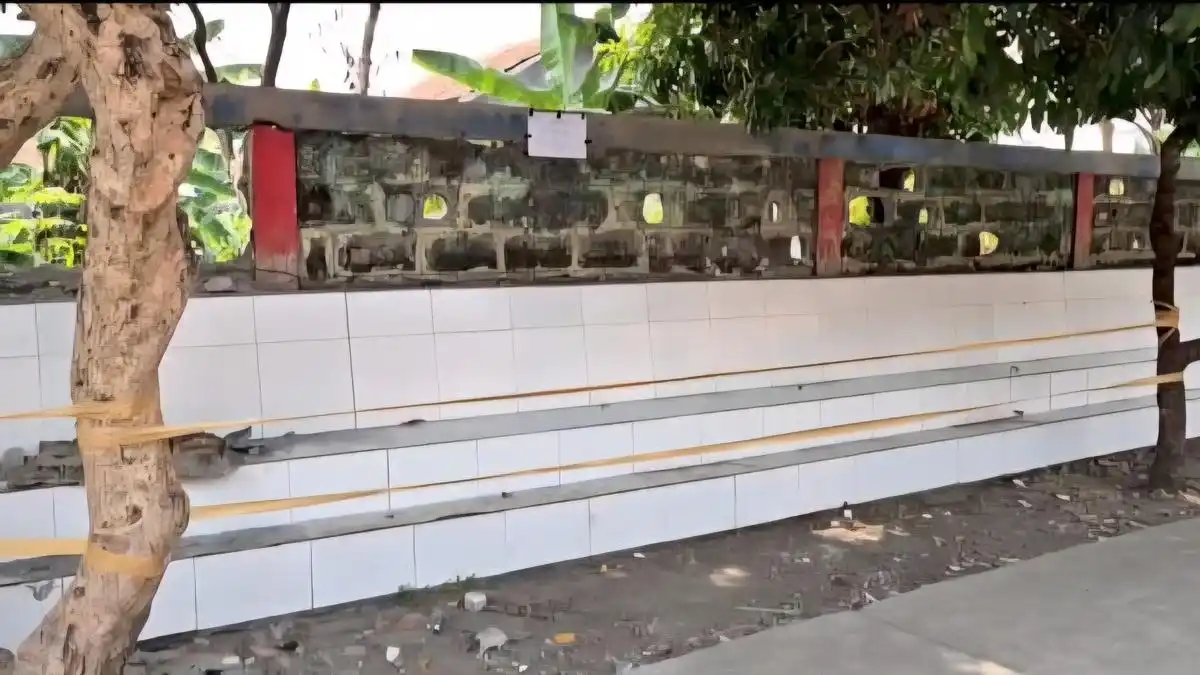Tembok Pembatas SDN Tapos 3 Depok Ambruk, Dua Siswa Kelas Tiga Terluka