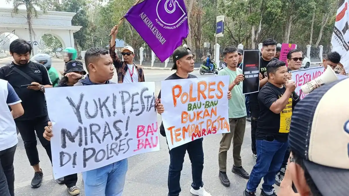 Jamil mengaku didorong oleh anggota polisi tersebut hingga terjatuh dan mengalami luka lecet pada lutut kiri