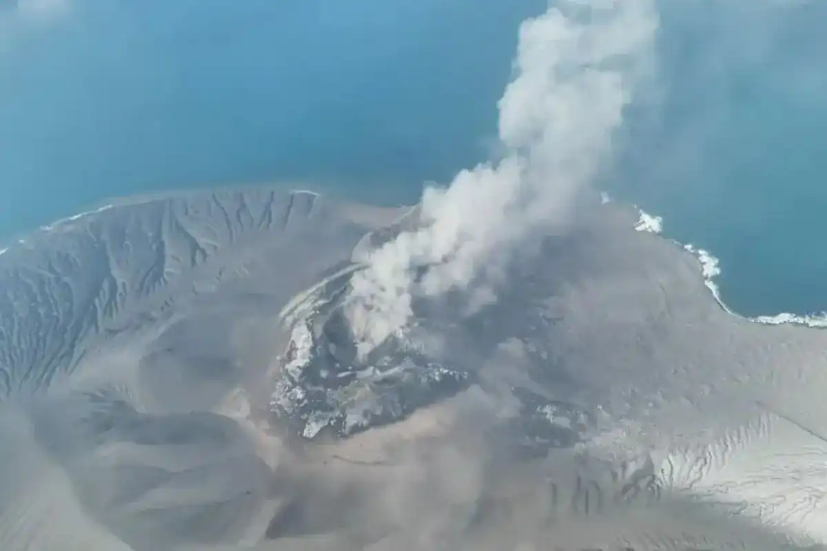Erupsi Anak Krakatau Terpantau di Selat Sunda, Abu Bergerak ke Utara dan Barat Laut