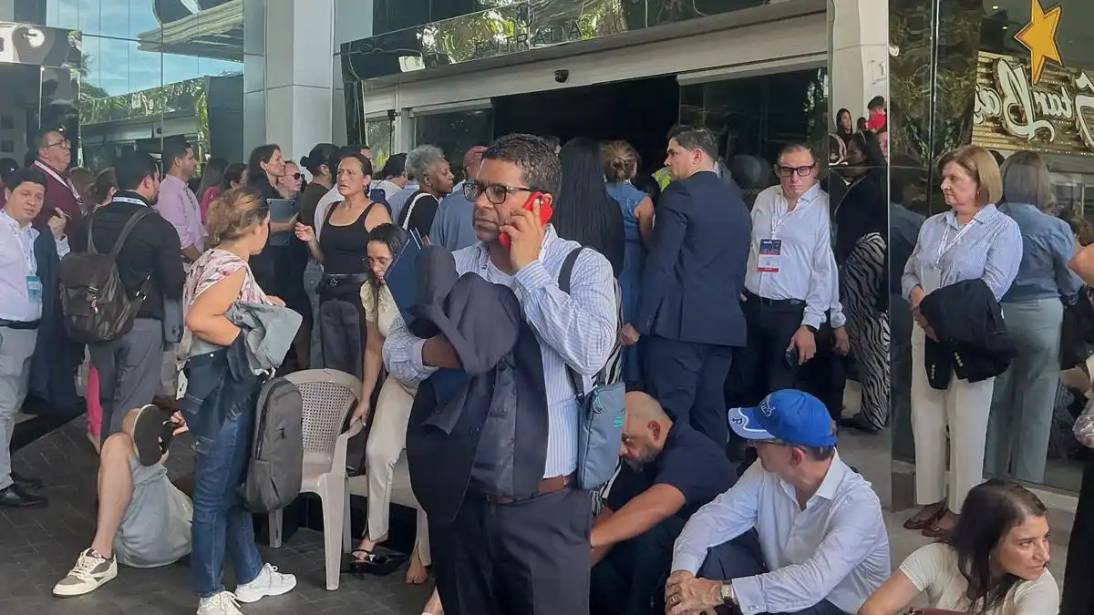 Sejumlah gempa susulan berkekuatan besar dilaporkan terjadi di dekat pusat gempa awal