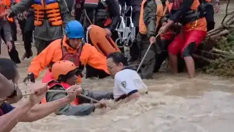 Ratusan Warga Dievakuasi dari Permukiman Terendam Banjir di Padang