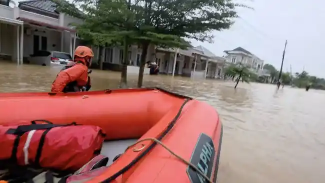 Banjir Bandang Rendam Dua Kecamatan di Padang, Evakuasi Warga Jadi Prioritas