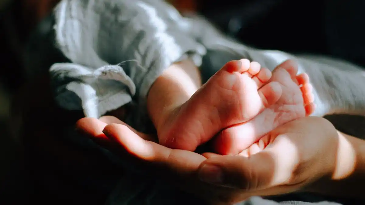 Bayi 28 Hari di Surabaya Meninggal, IDAI Jelaskan Risiko Telur Mentah dan Aturan MPASI