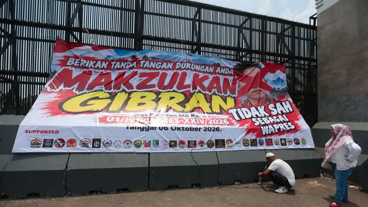 Aksi KNPRI di Depan DPR: Spanduk Raksasa dan Petisi Pemakzulan Gibran