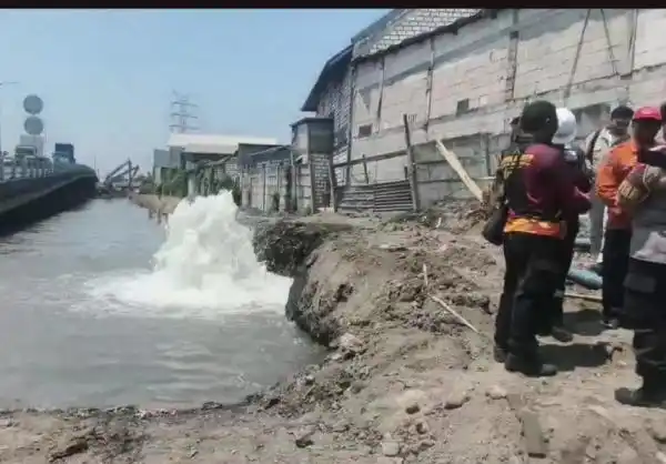 Semburan Lumpur di Dupak Rukun Surabaya Dipastikan Berasal dari Pipa Air Bocor