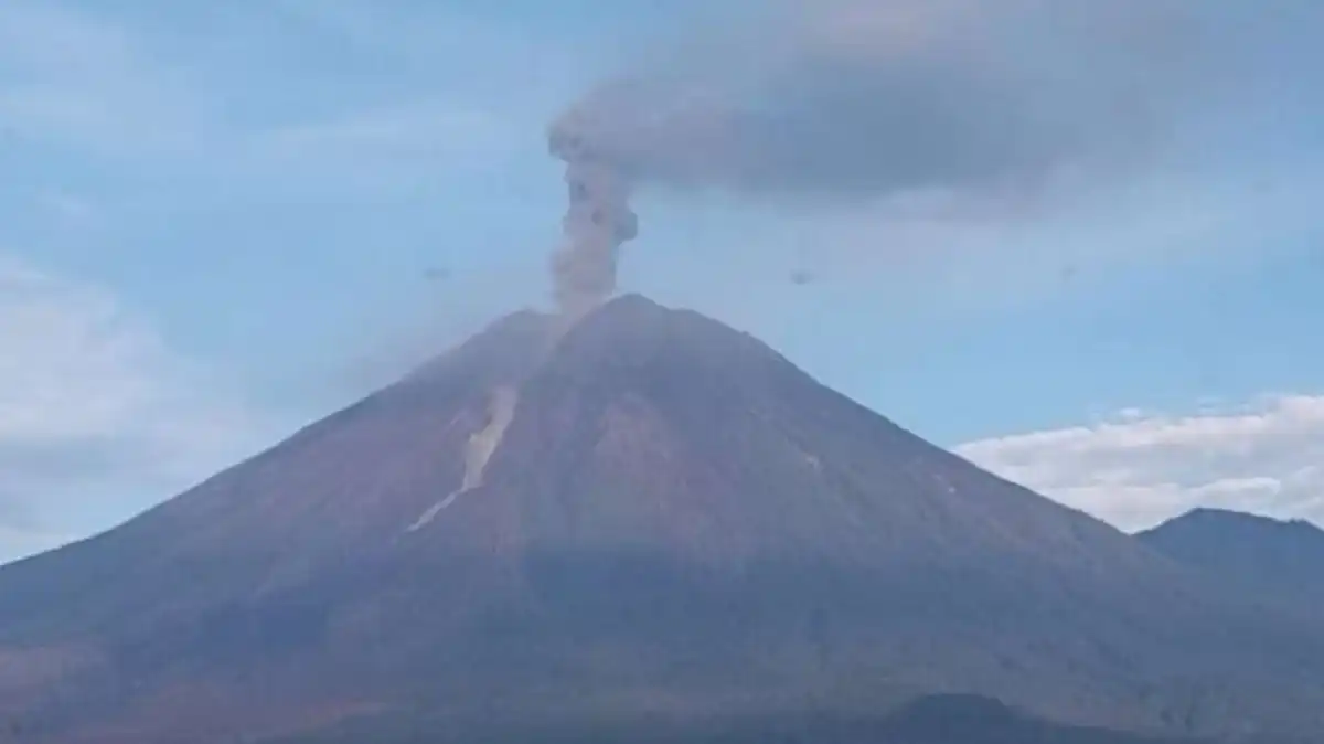 Aktivitas Semeru Meningkat, Sembilan Erupsi Tercatat hingga Siang Hari