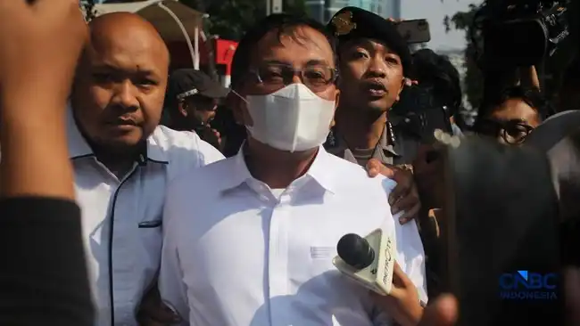 Usai Diperiksa KPK, Sestama BNPB Rustian Tinggalkan Gedung dengan Taksi