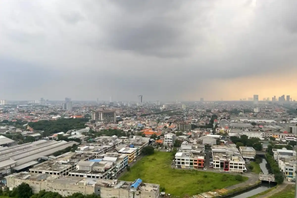 Keluhan Kabut Asap dan Bau Hangus Muncul di Surabaya