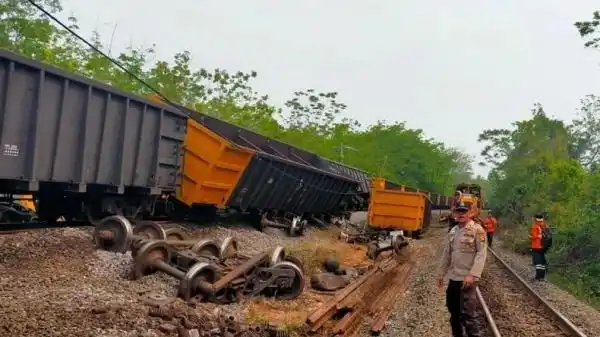 Dua KA Babaranjang Bertabrakan di OKU, Sejumlah Lokomotif dan Gerbong Terguling