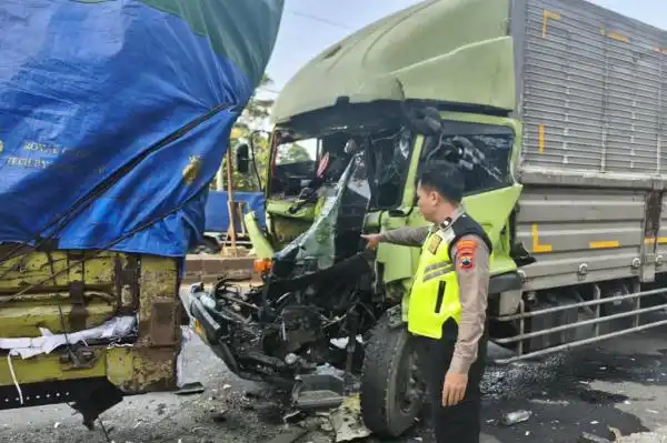 Tabrakan Dua Truk di Jalur Pantura Batang, Satu Sopir Memar