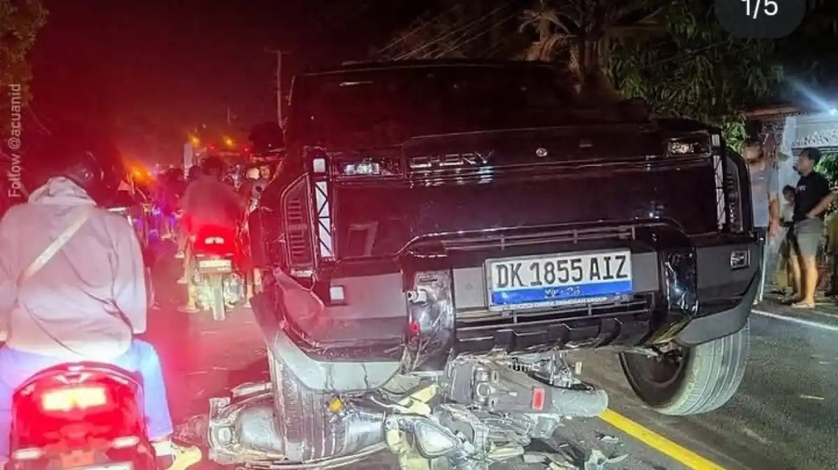 Mobil Listrik Menyerempet Tiga Motor yang Mengantre BBM di Jembrana