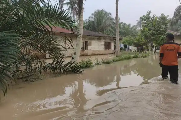 Banjir di Kampung Rendahan: Dampak terhadap Warga dan Penanganan di Lokasi
