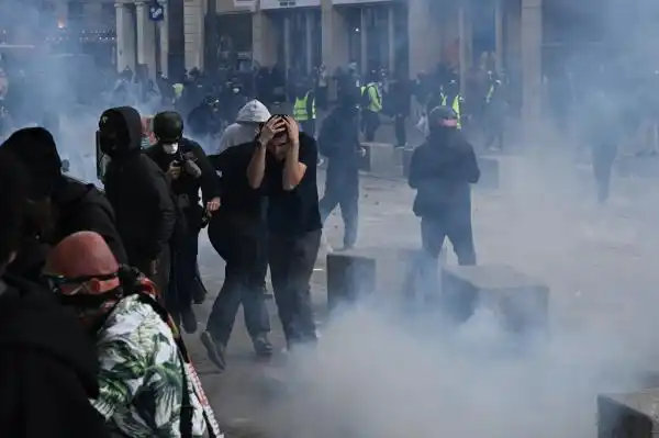 Bentrokan Pecah di Paris saat Demonstrasi Biaya Hidup dan Aksi Pelajar