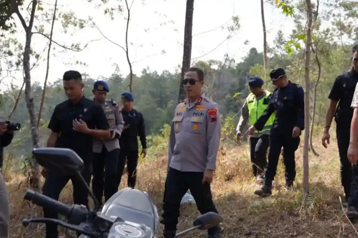 Ratusan Personel Berupaya Kendalikan Kebakaran Hutan di Lereng Lawu