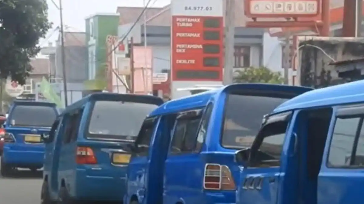 Antrean Pertalite Memanjang di Ternate, Warga Polewali Mandar Juga Menunggu BBM