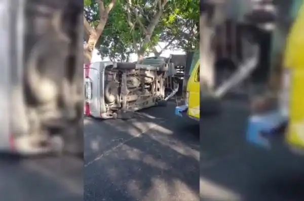 Truk Kontainer Terguling di Tuban dan Menimpa Avanza, Lalu Lintas Tersendat