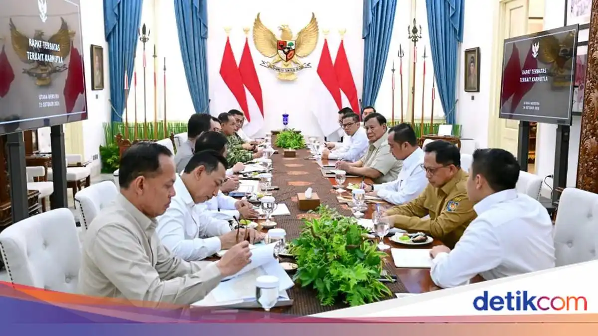 Prabowo Minta Penanganan Karhutla Diperkuat lewat Operasi Udara dan Pengerahan Personel