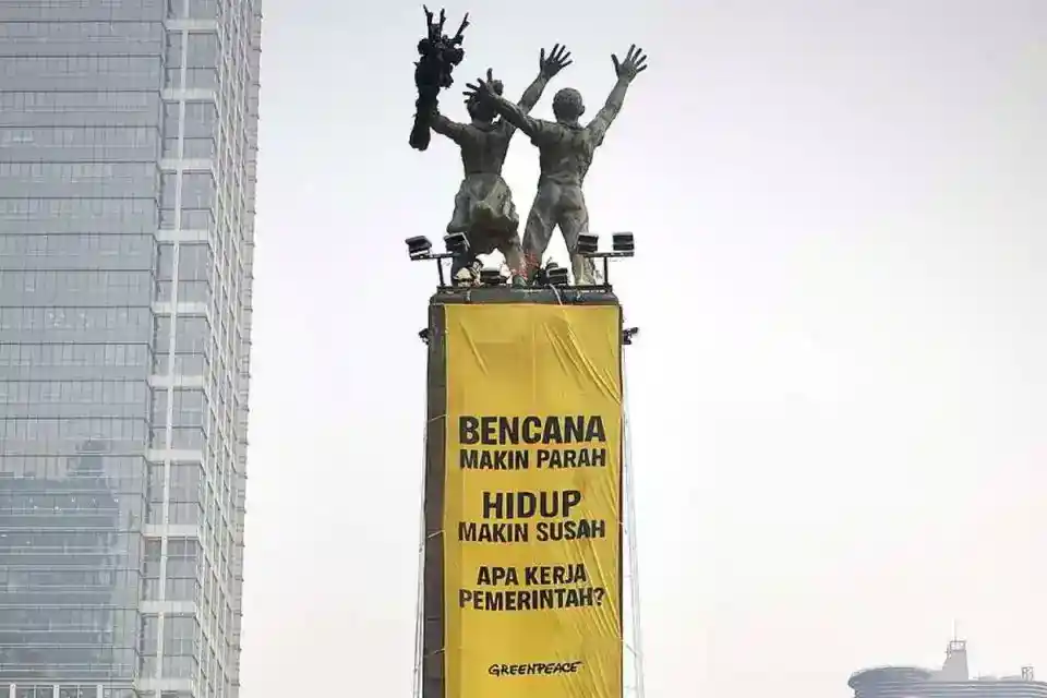Penertiban Aksi Greenpeace di Bundaran HI: Evakuasi Enam Aktivis dan Pesan Krisis Iklim