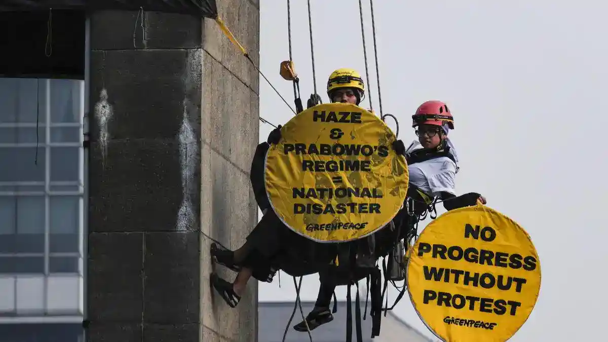 Aksi Greenpeace di Bundaran HI Desak Respons atas Krisis Iklim dan Biaya Hidup