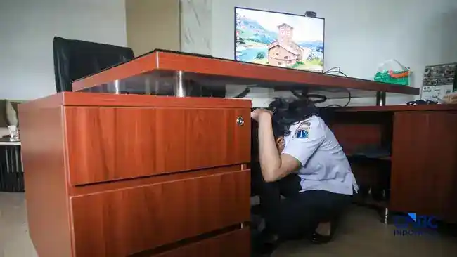 Simulasi Gempa di Jakarta Selatan: ASN Berlindung dan Berlatih Evakuasi